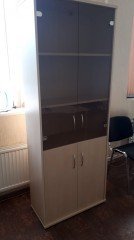 Офисный стеллаж со стеклянными дверцами