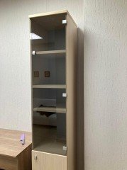 Шкаф в офис со стеклянной дверцей
